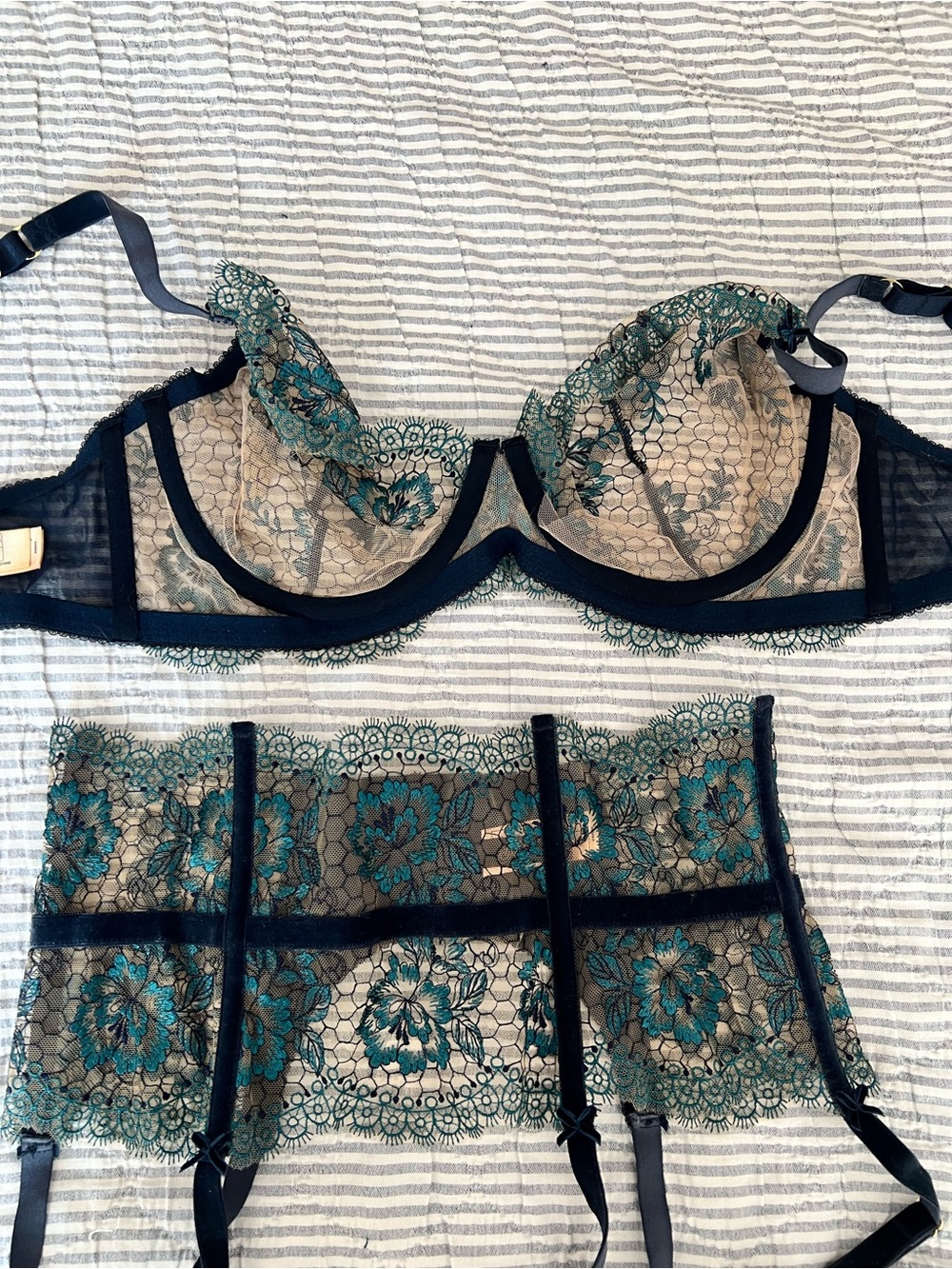 Lace Underwire Bra - Picture 5 of 5